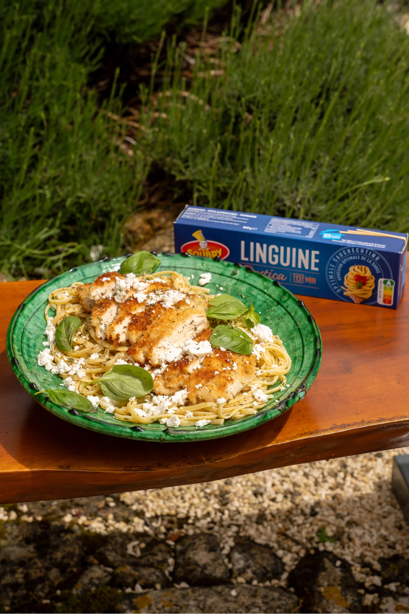 Linguine aglio e olio met crunchy kip