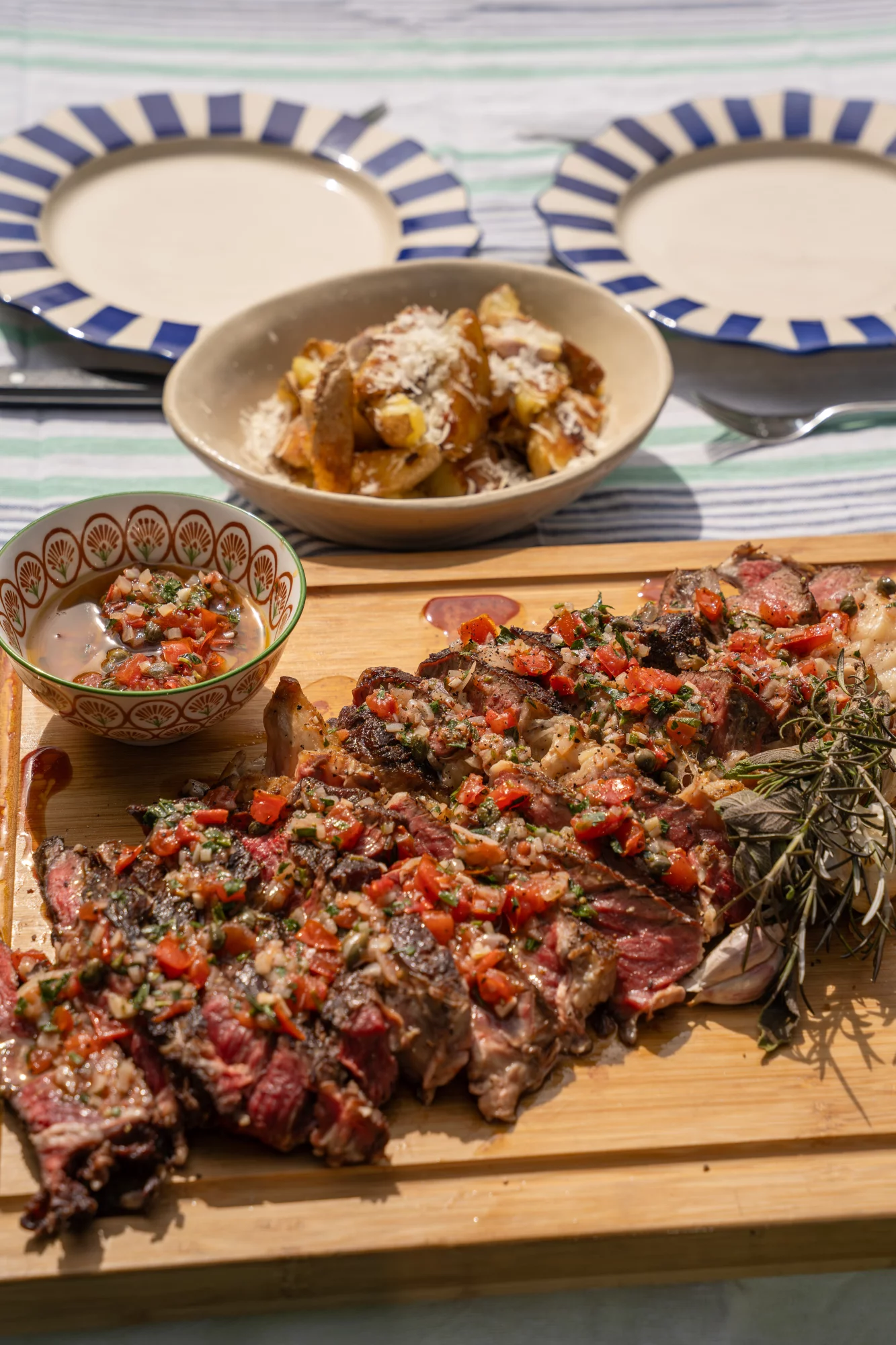 Côte à l’os met tomatenvinaigrette en krokante wedges