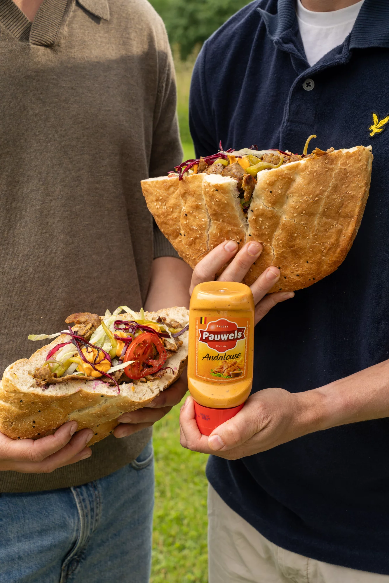 Messy broodje kebab met opgelegde rode kool