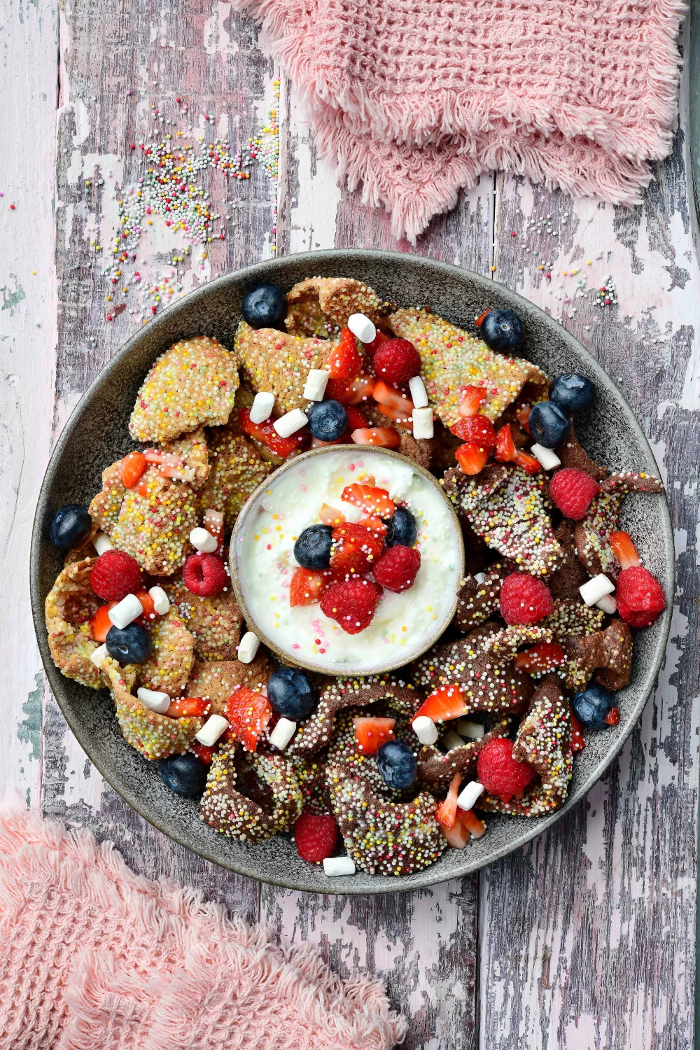 Loaded confettinacho’s met rood fruit