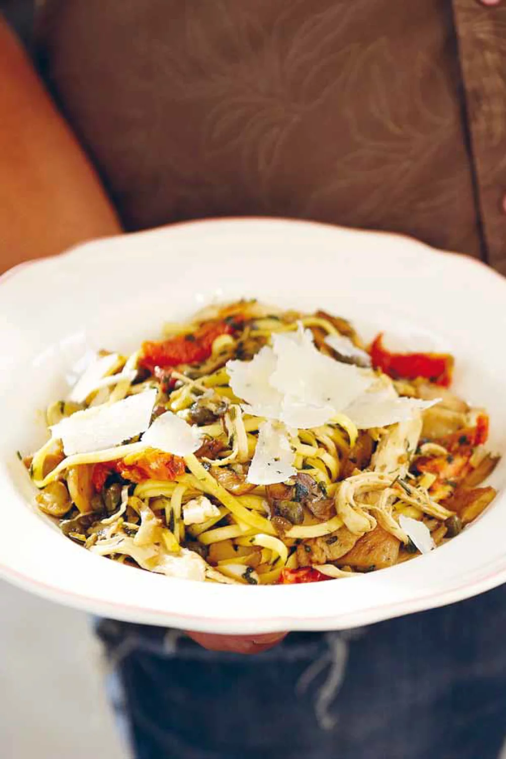Pasta met kip, zongedroogde tomaten, oesterzwammen en parmezaan