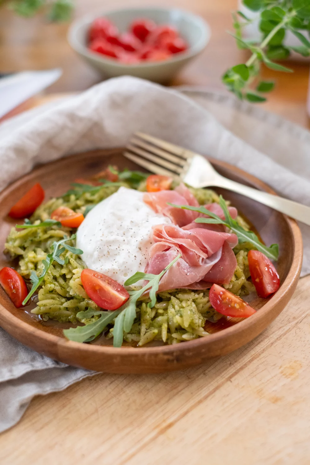 Orzotto met pesto, burrata en Parmaham