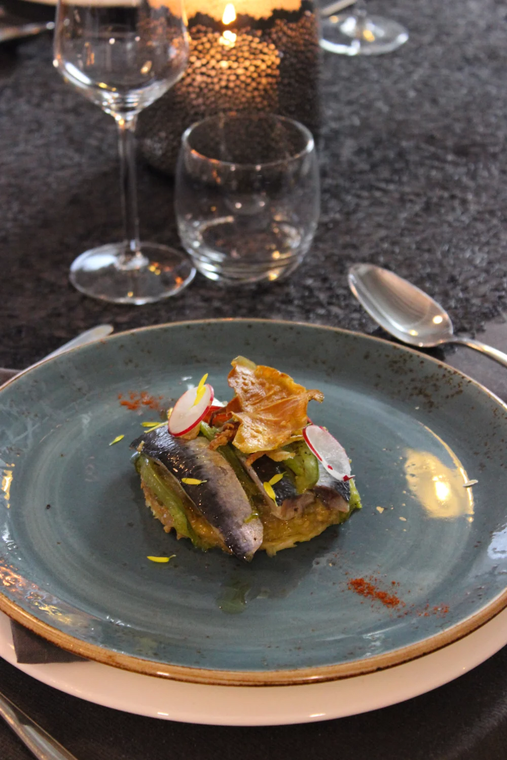 Taartje van sardines met auberginekaviaar en uiencompote