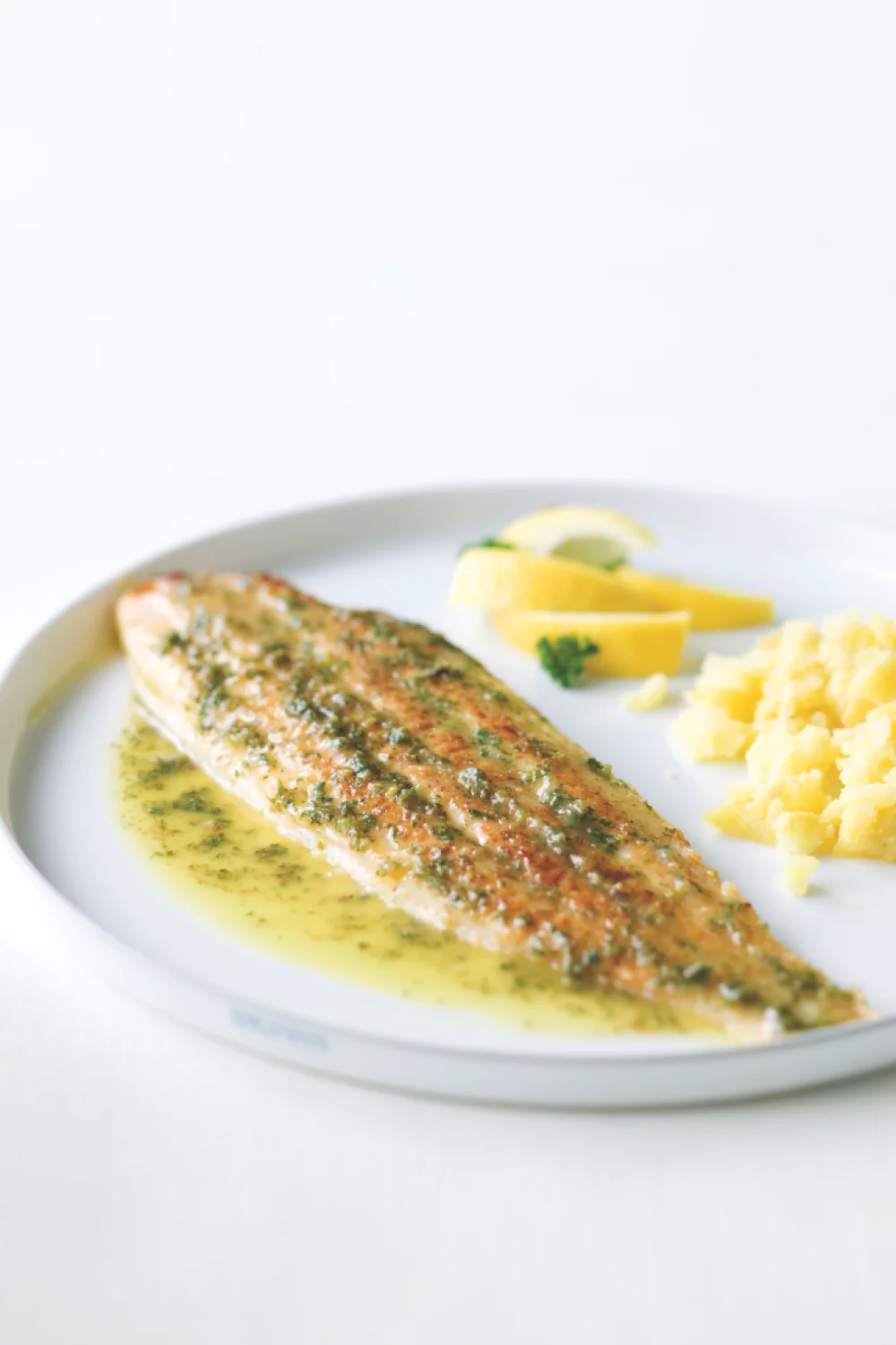Noordzeetong meunière met aardappelen op zout