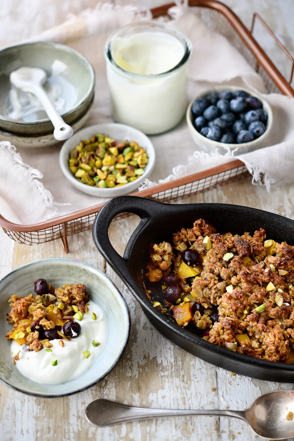Crumble met mango en blauwe bessen