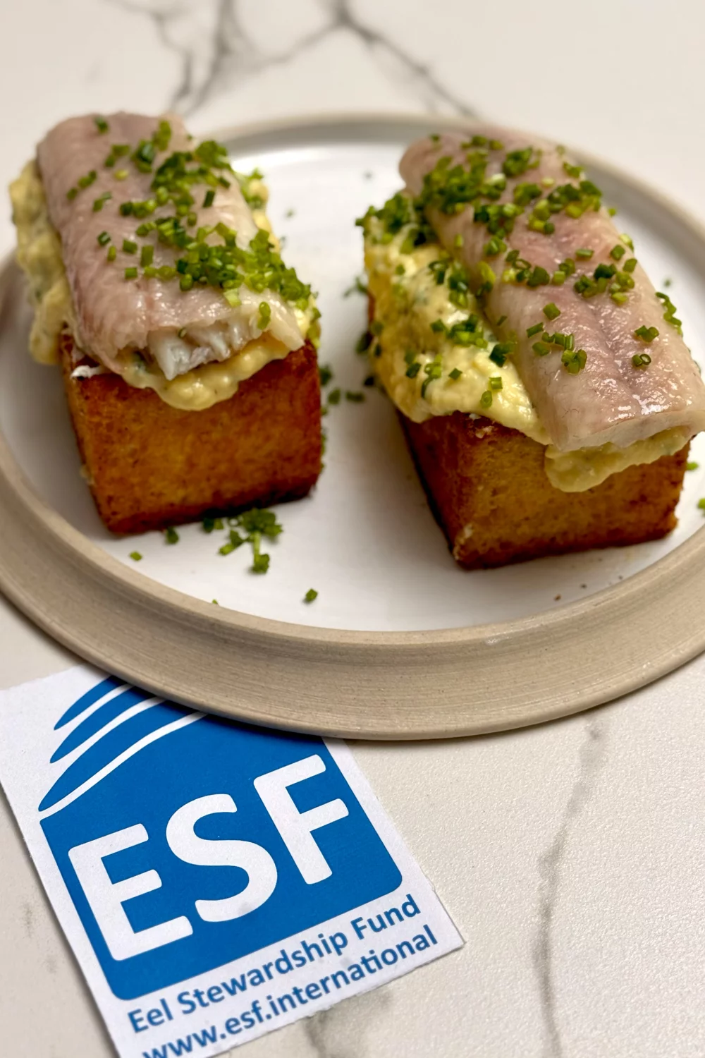 Brioche met smeuïg roerei en paling