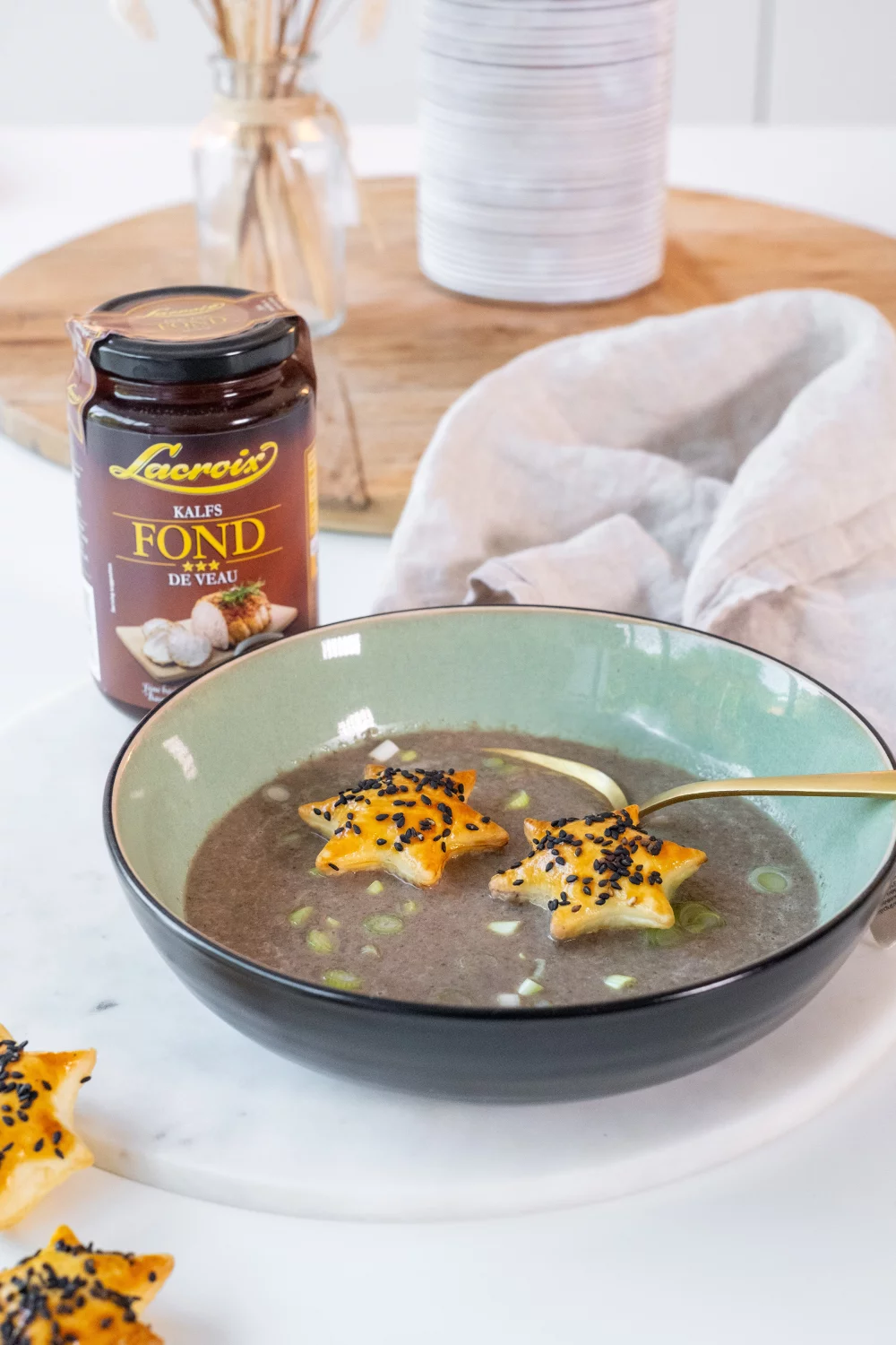 Oosterse champignonsoep met sesamsterren