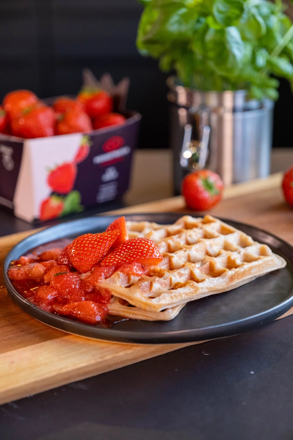 Fruitbierwafels met aardbeiensaus