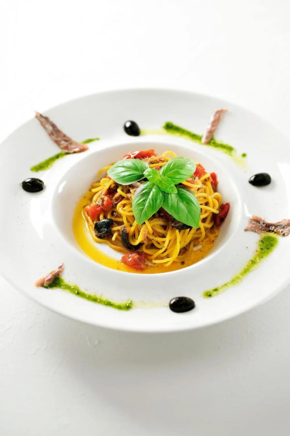 Spaghetti met ansjovis en olijven