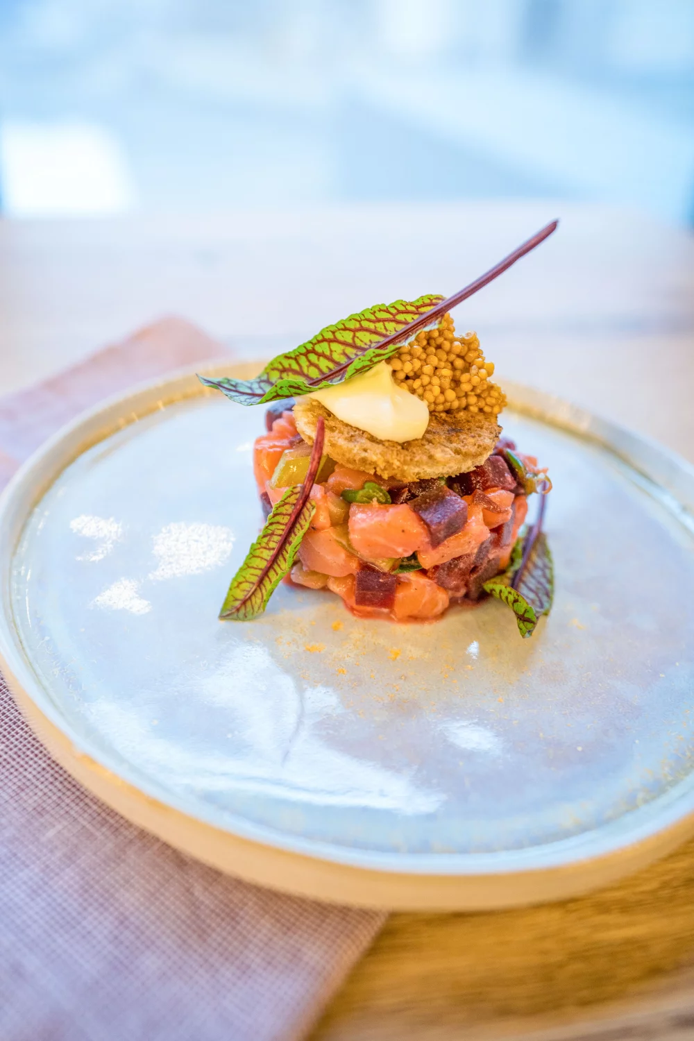 Tartaar van zalm en rode biet met mosterdkaviaar