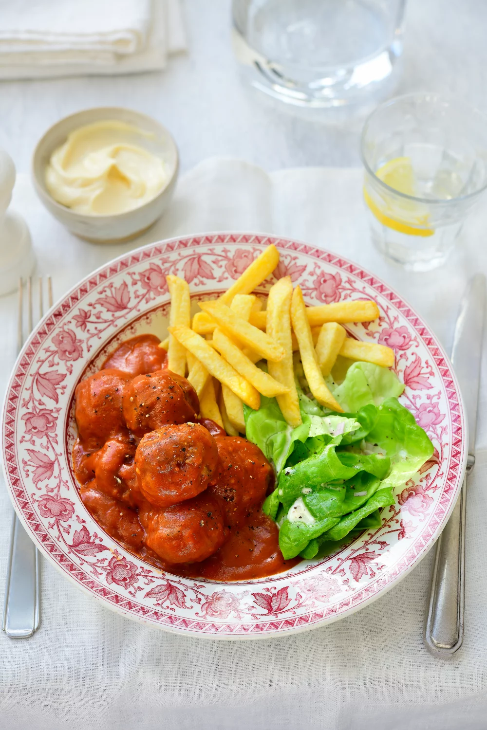 Balletjes in tomatensaus met kropsla en frietjes