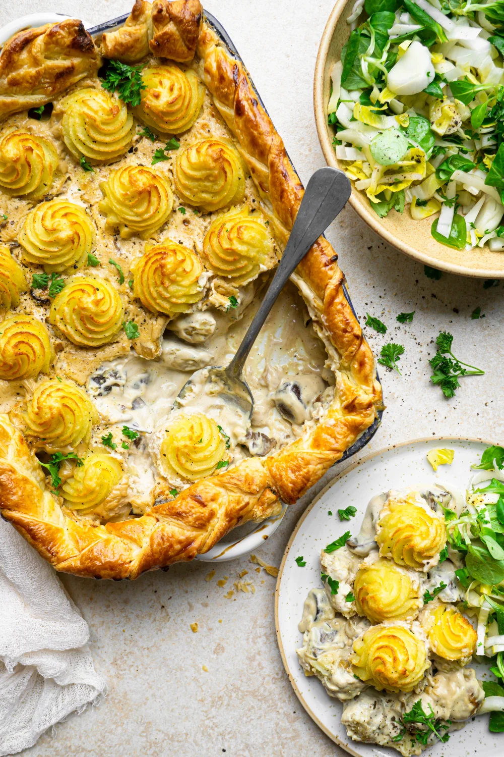 Vegetarische vol-au-vent met bladerdeeg en pommes duchesse