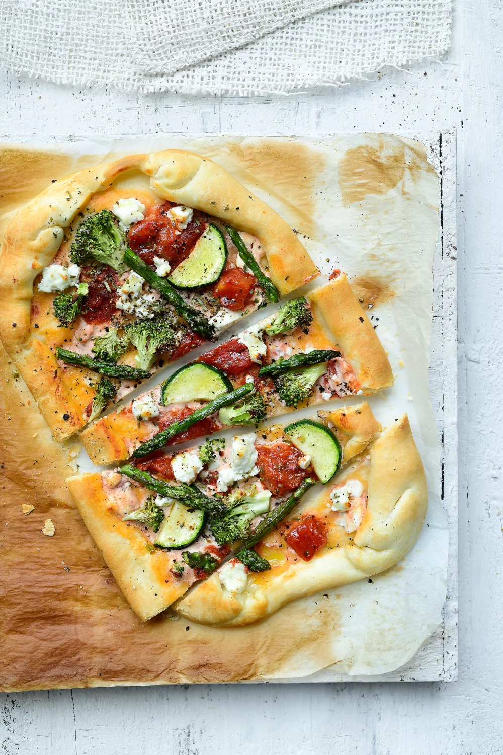 Snelle pinsa met broccoli, courgette, groene asperges en geitenkaas