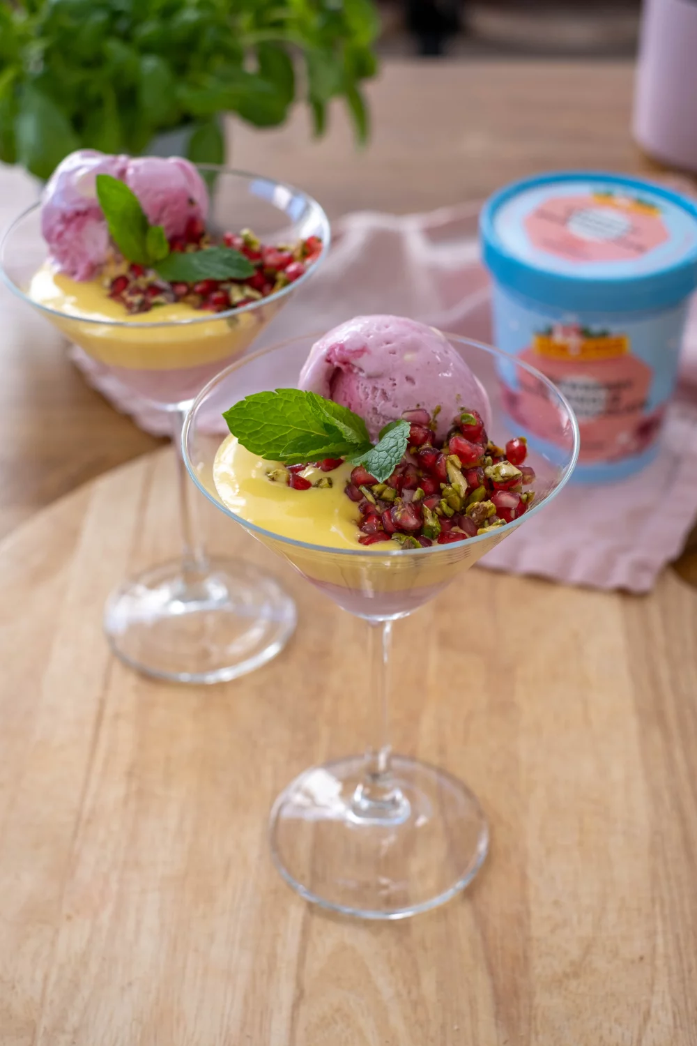Ijs met champagnesabayon met salsa van granaatappel en pistache