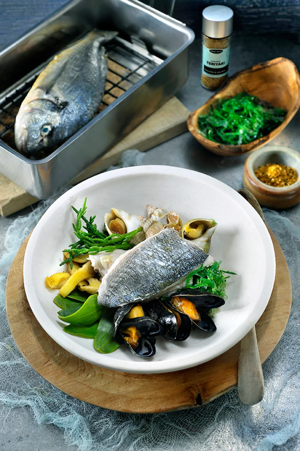 Warm gerookte zeebaars met rood zeewier, wakame en een kruidenolie