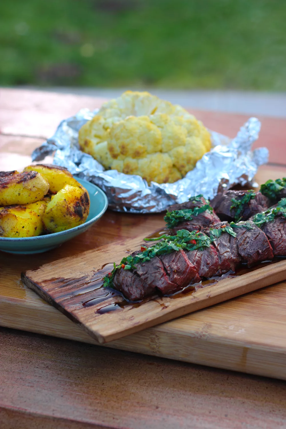 Onglet met chimichurri, aardappelen en geroosterde bloemkool