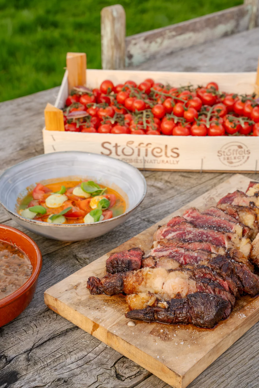 Côte à l’os met bordelaisesaus en tomatensalade