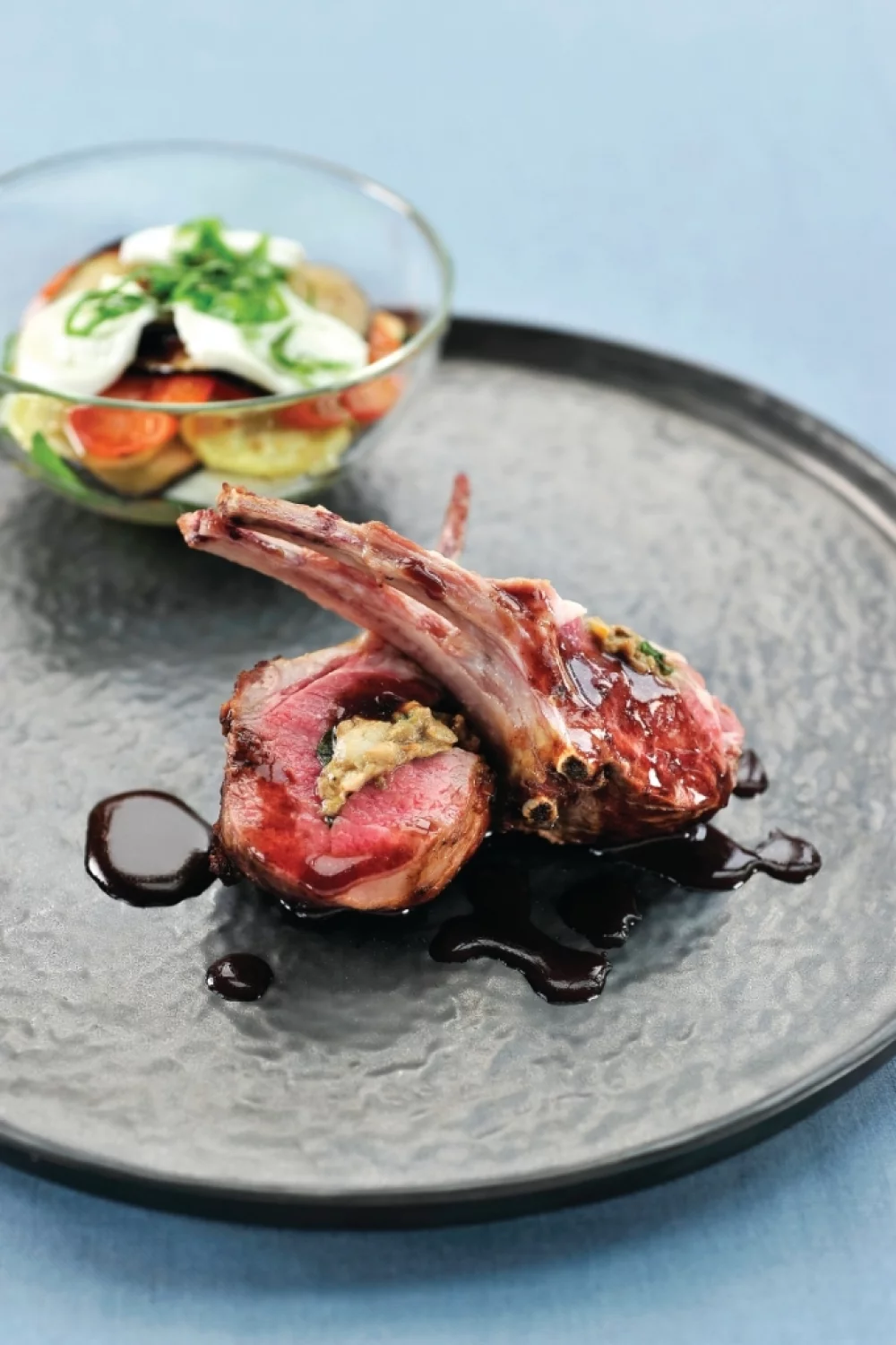 Lamscarré met groentengratin en eekhoorntjesbrood