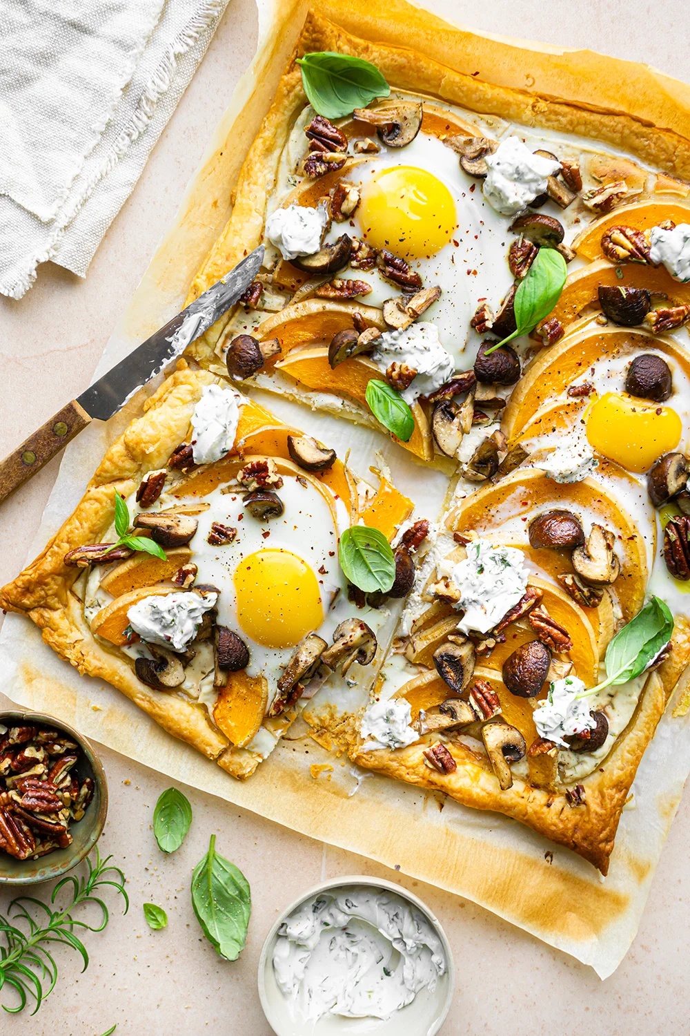 Plaattaart met butternut, geitenkaas en ahorn-pecannoten