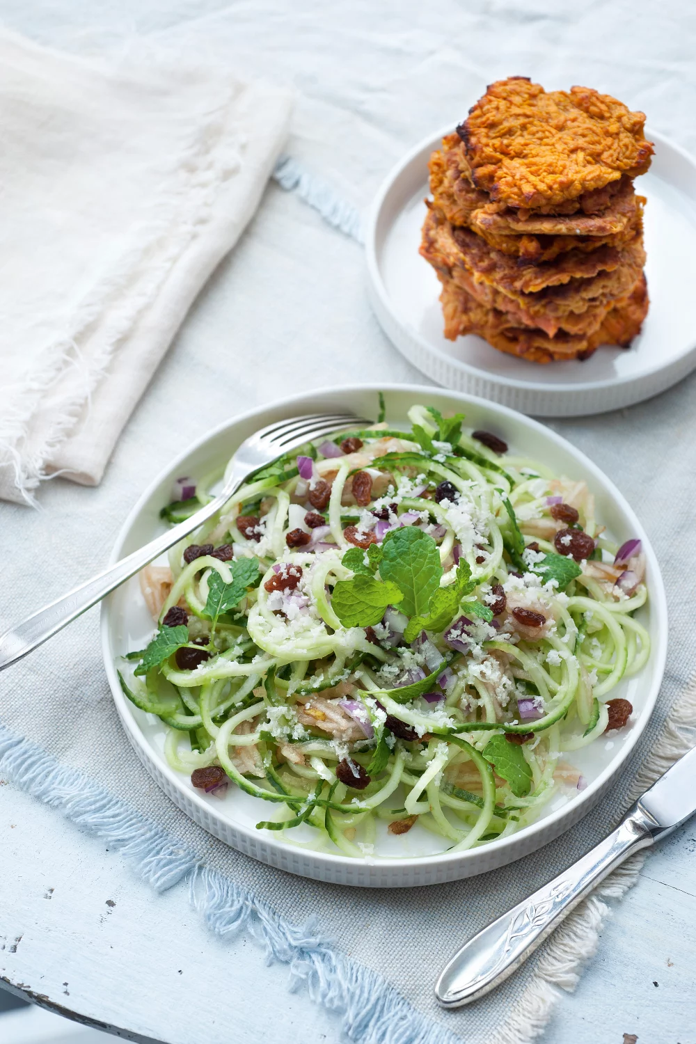 Komkommerspaghetti met tabouléh van bloemkool