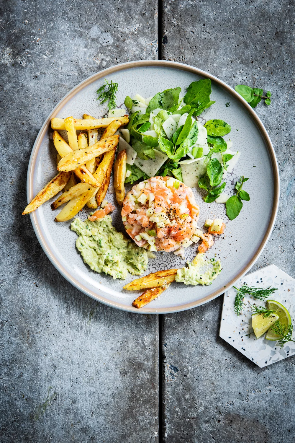 Tartaar van zalm met avocadomayonaise en ovenfrietjes
