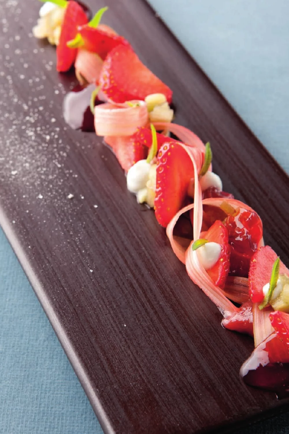 Aardbei met rabarber en een crème van yoghurt