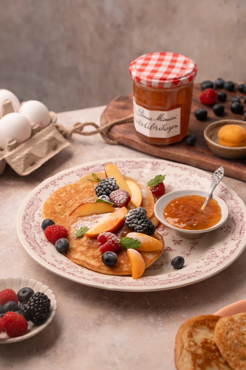 Amandelpancakes met abrikozenconfituur en zomerfruit