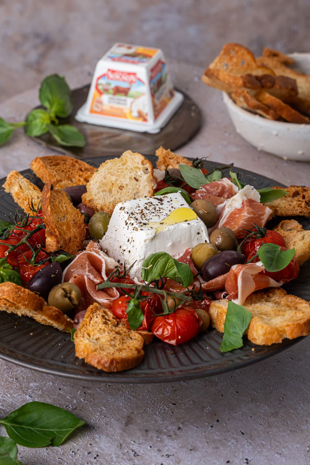 Aperitiefschaal met geitenkaas, gepofte tomaatjes en focacciacroutons