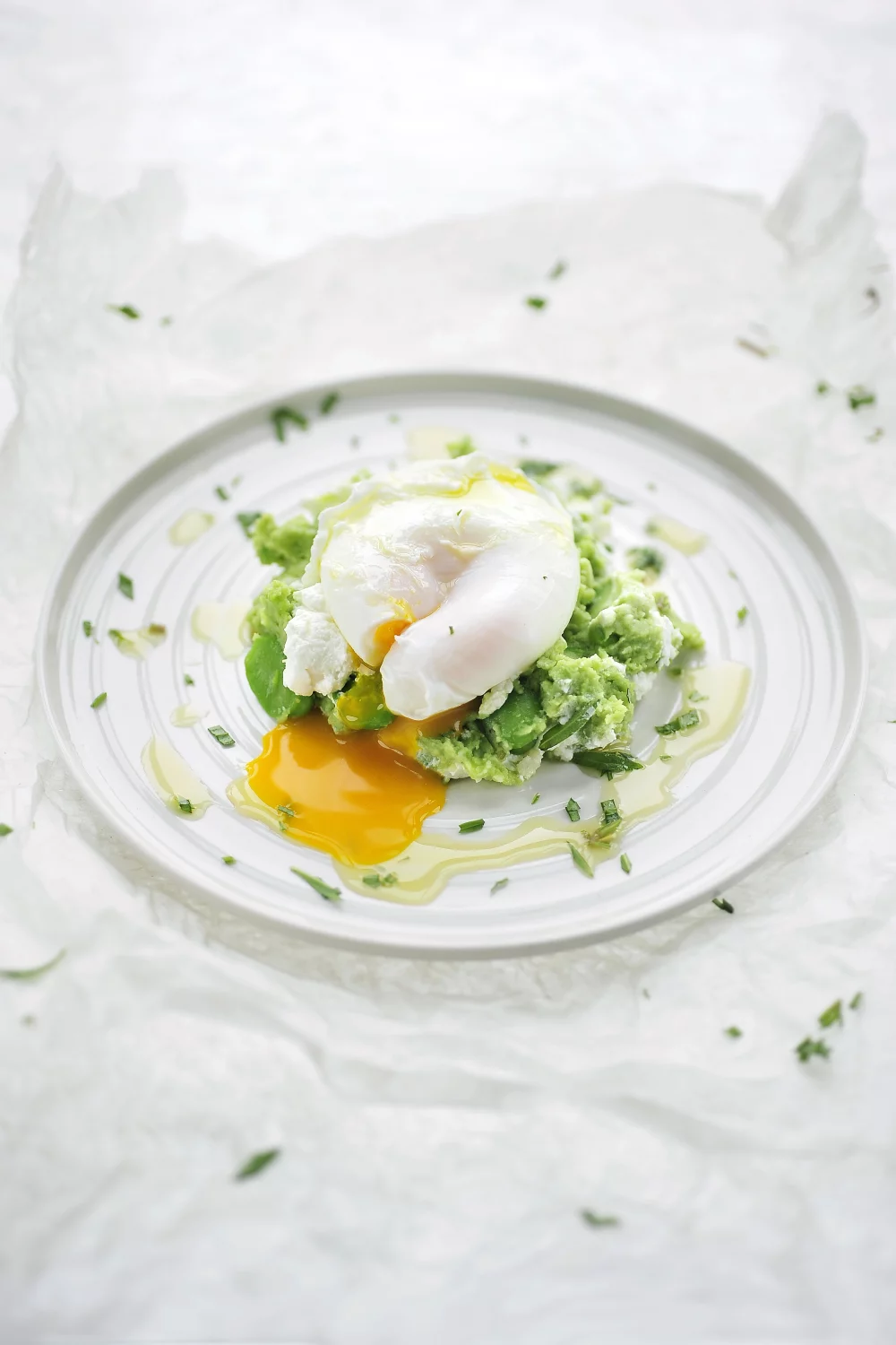 Puree van tuinbonen met een gepocheerd ei en geitenkaas