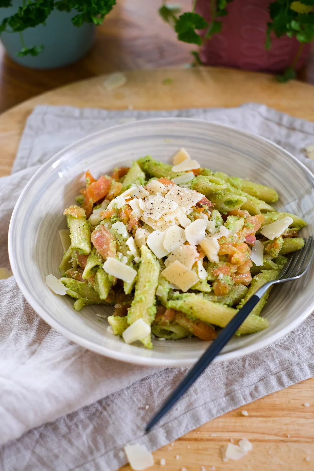 Pasta met broccolipesto en zalm