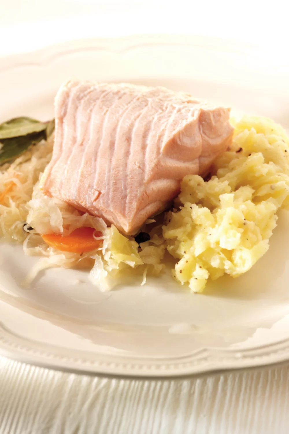 Verse zuurkool met zalm en aardappelpuree