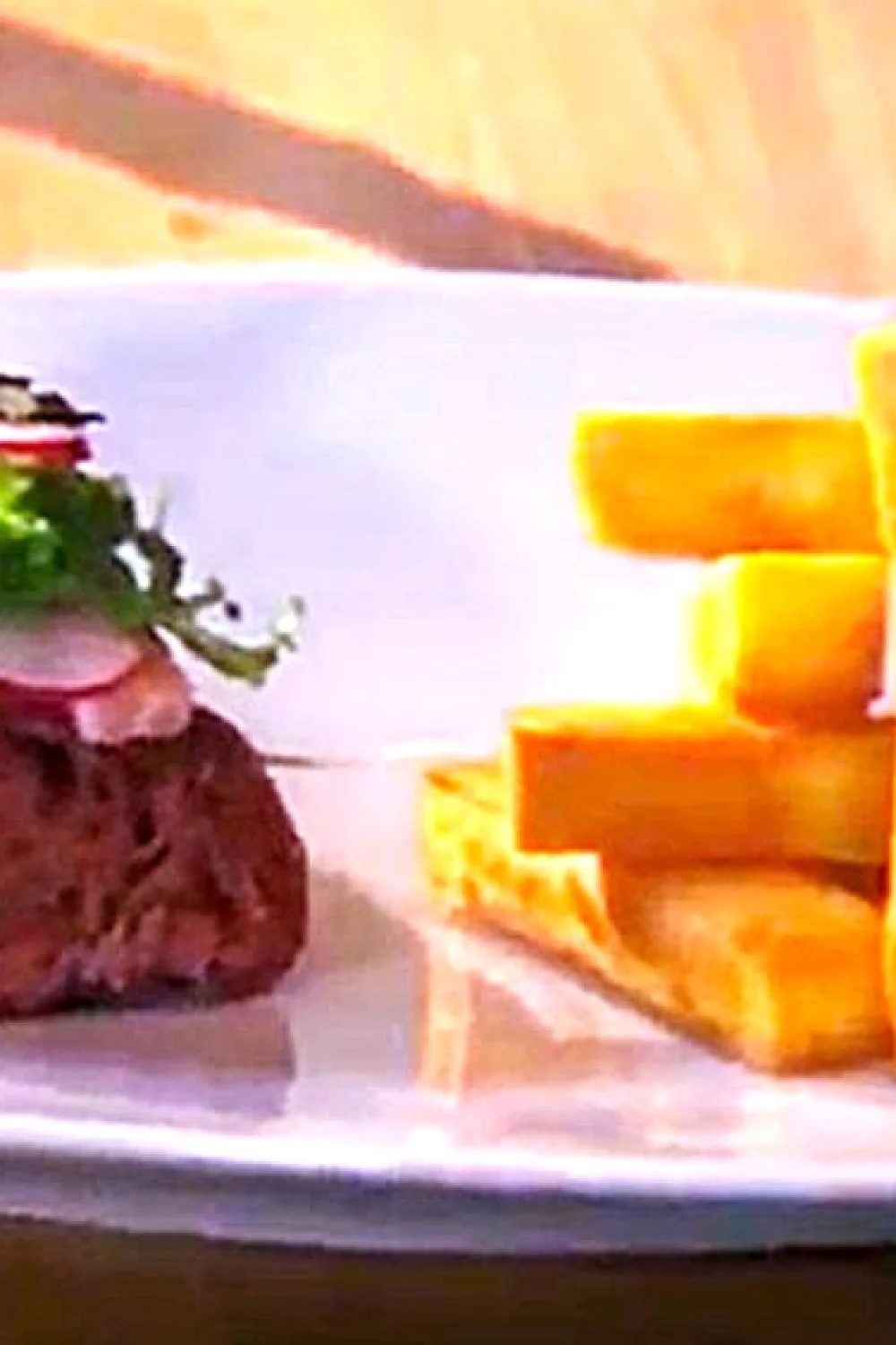 Huisgemaakte steak tartaar met frietjes