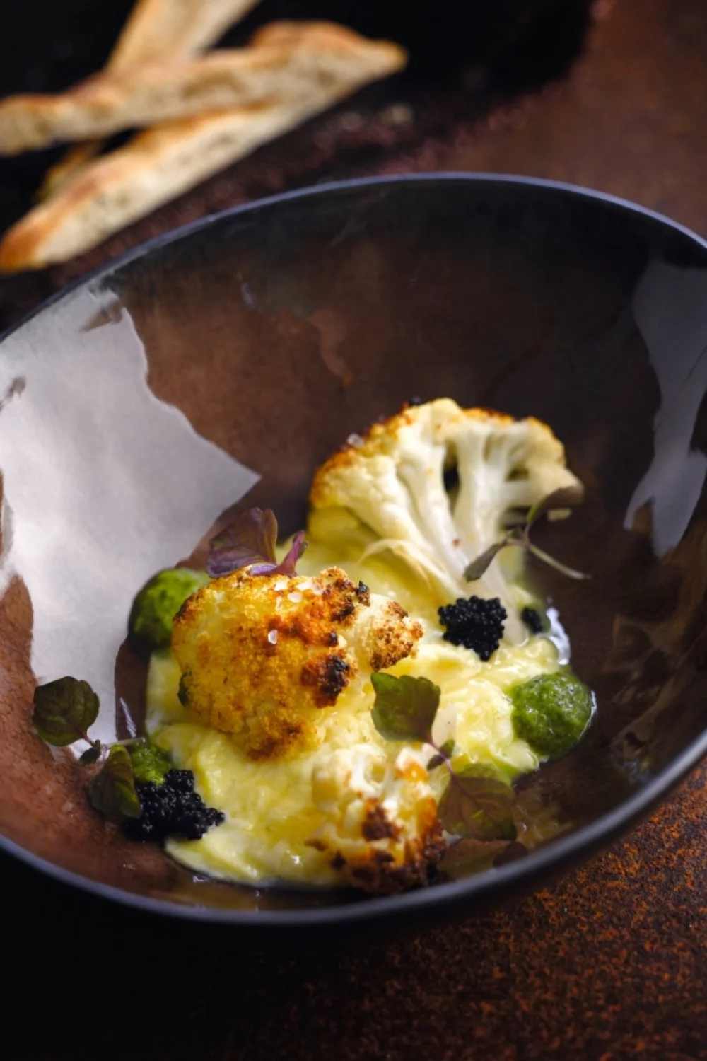 Kaviaaromelet met geroosterde bloemkool