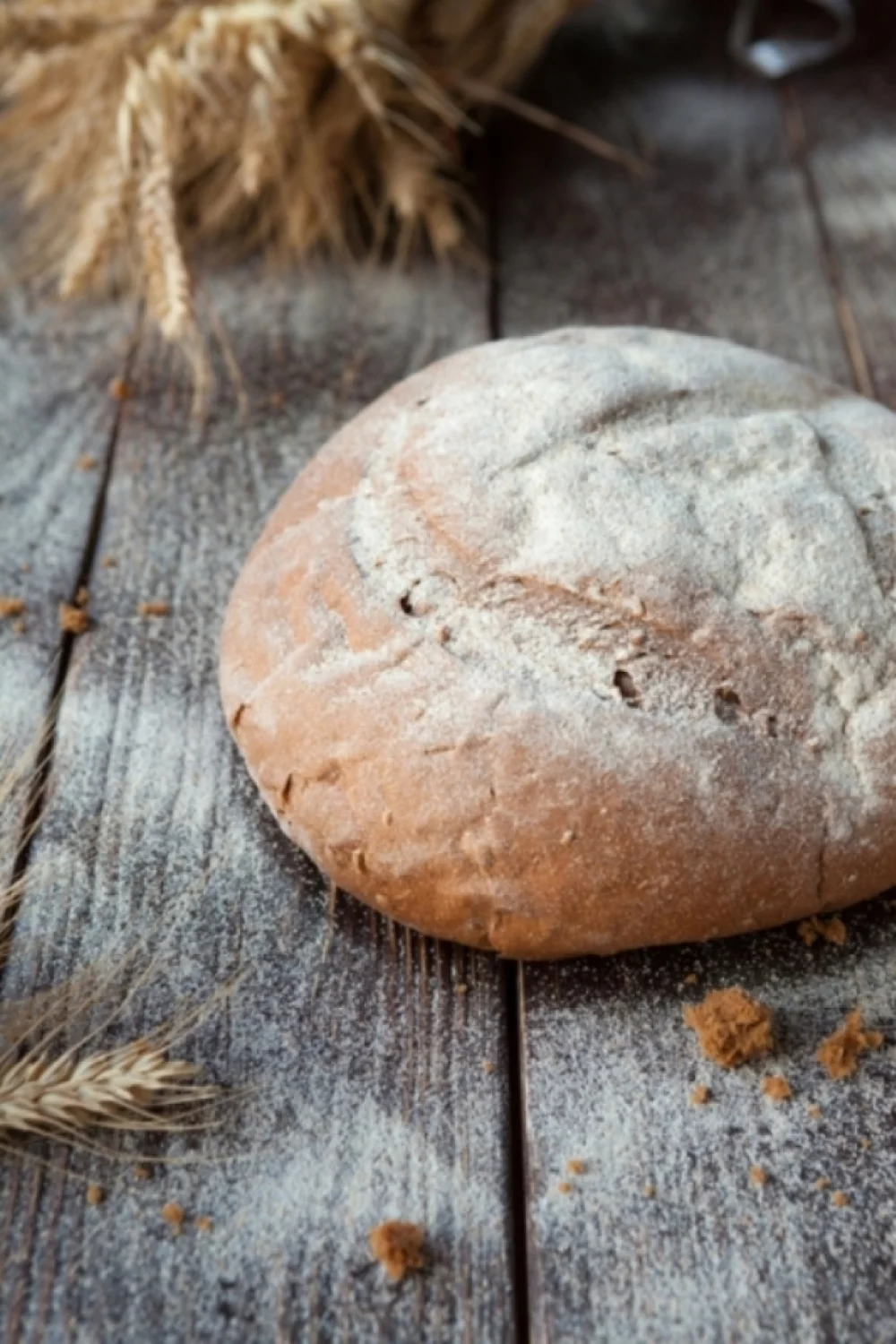 Gevuld brood met spek, kip en champignons