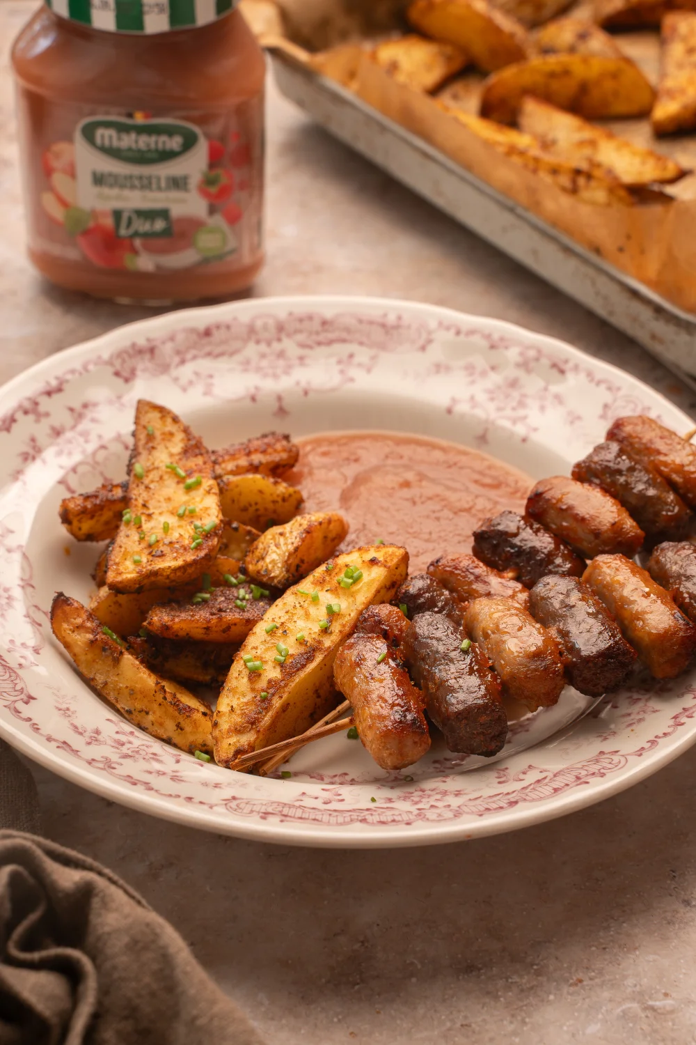 Saté van chipolata met krokante ovenaardappeltjes en mousseline
