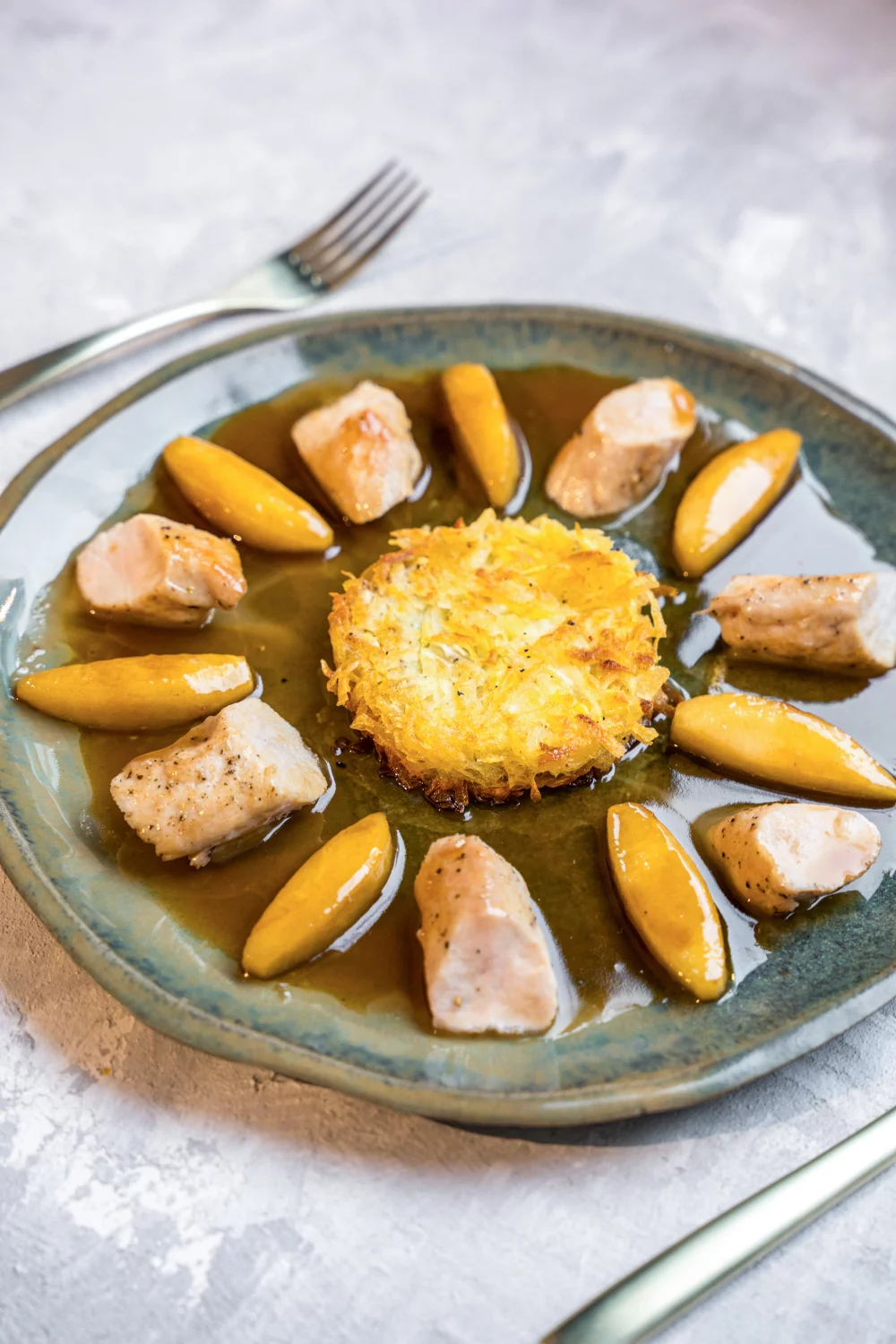 Konijn met gekaramelliseerde appeltjes en aardappelrösti's