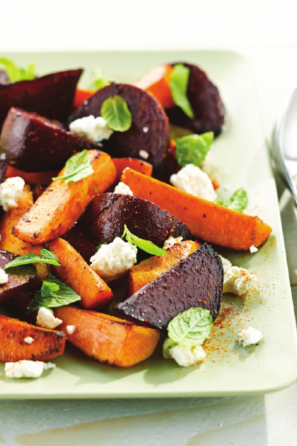 Salade van rode biet, zoete aardappel en feta