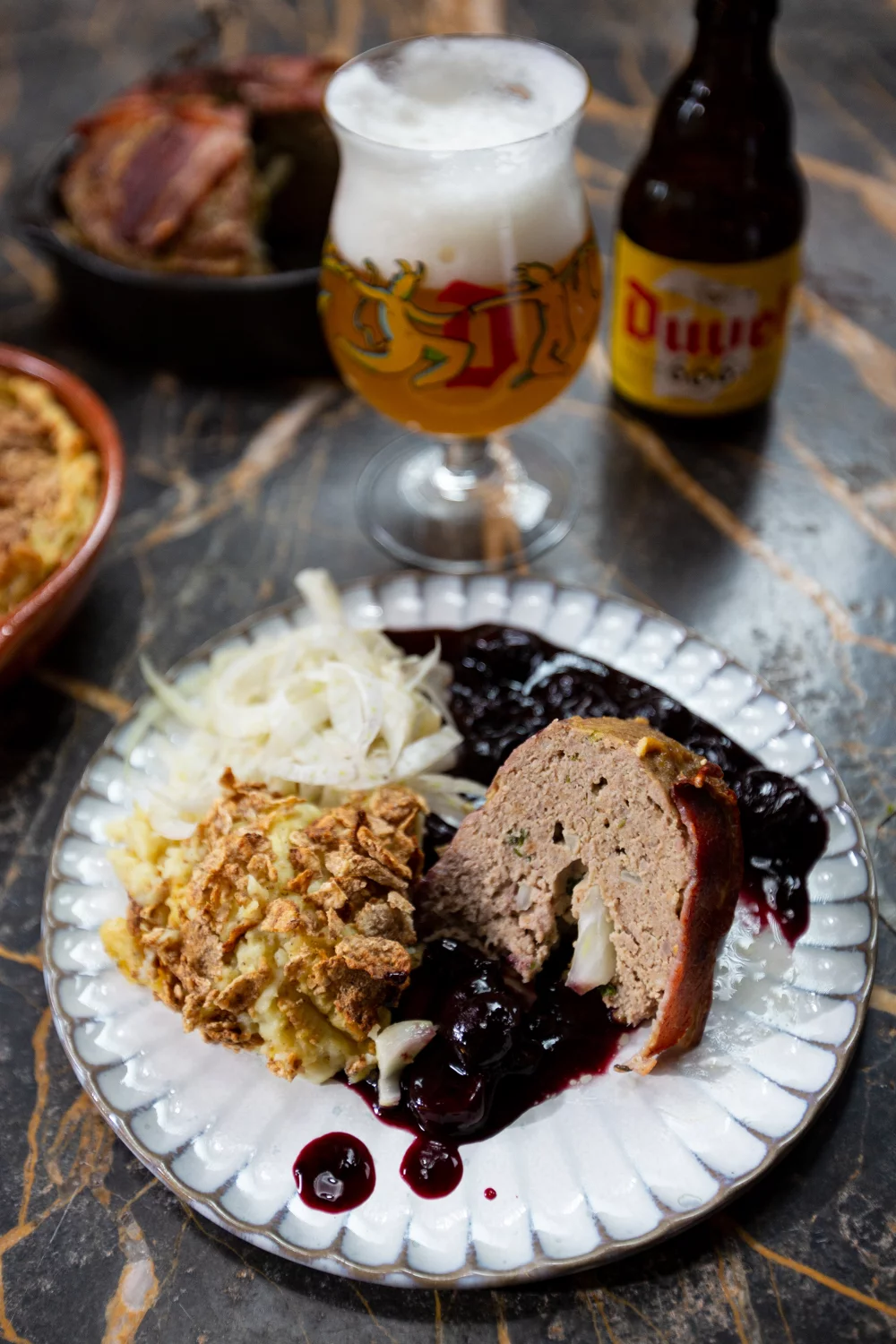 Gehaktbrood gevuld met venkel en kriekensaus