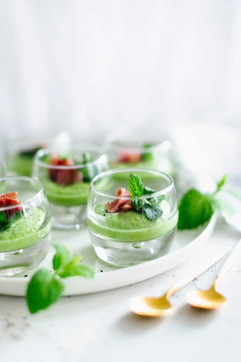 Mousse van doperwtjes met serranoham