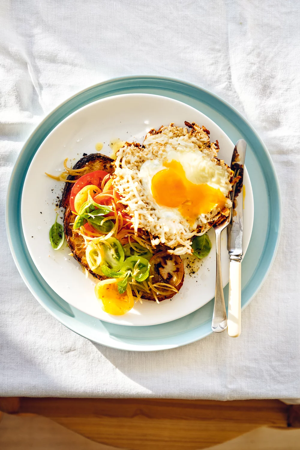 Tomatentoast met sesam-halloumi-eieren