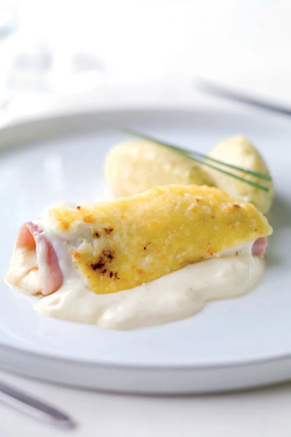 Witloofrolletjes met hesp en kaassaus
