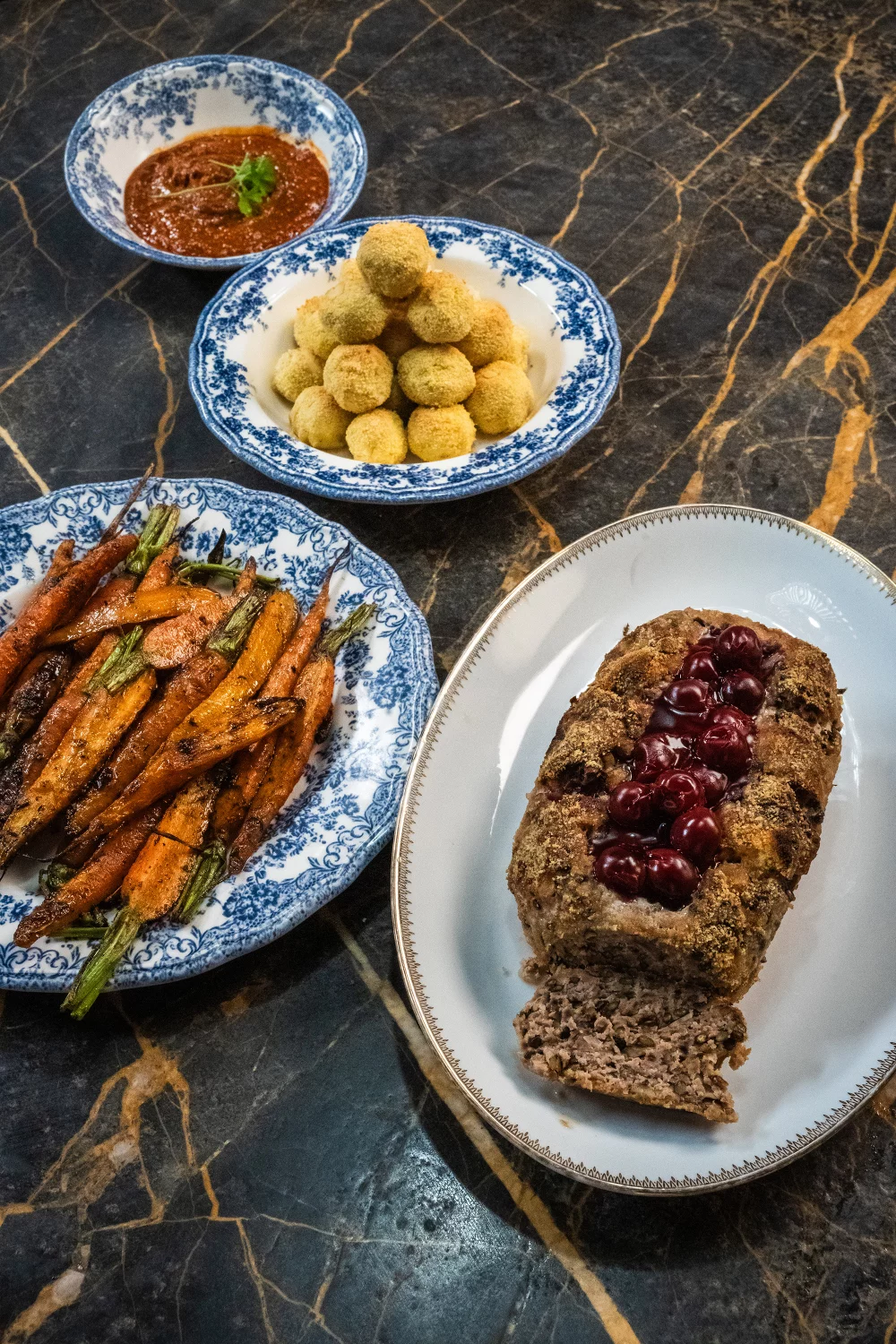 Vleesbrood van paddenstoelen met geroosterde wortelen en amandelkroketten