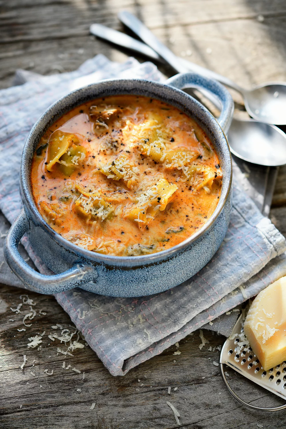 Romige tortellinisoep met champignons