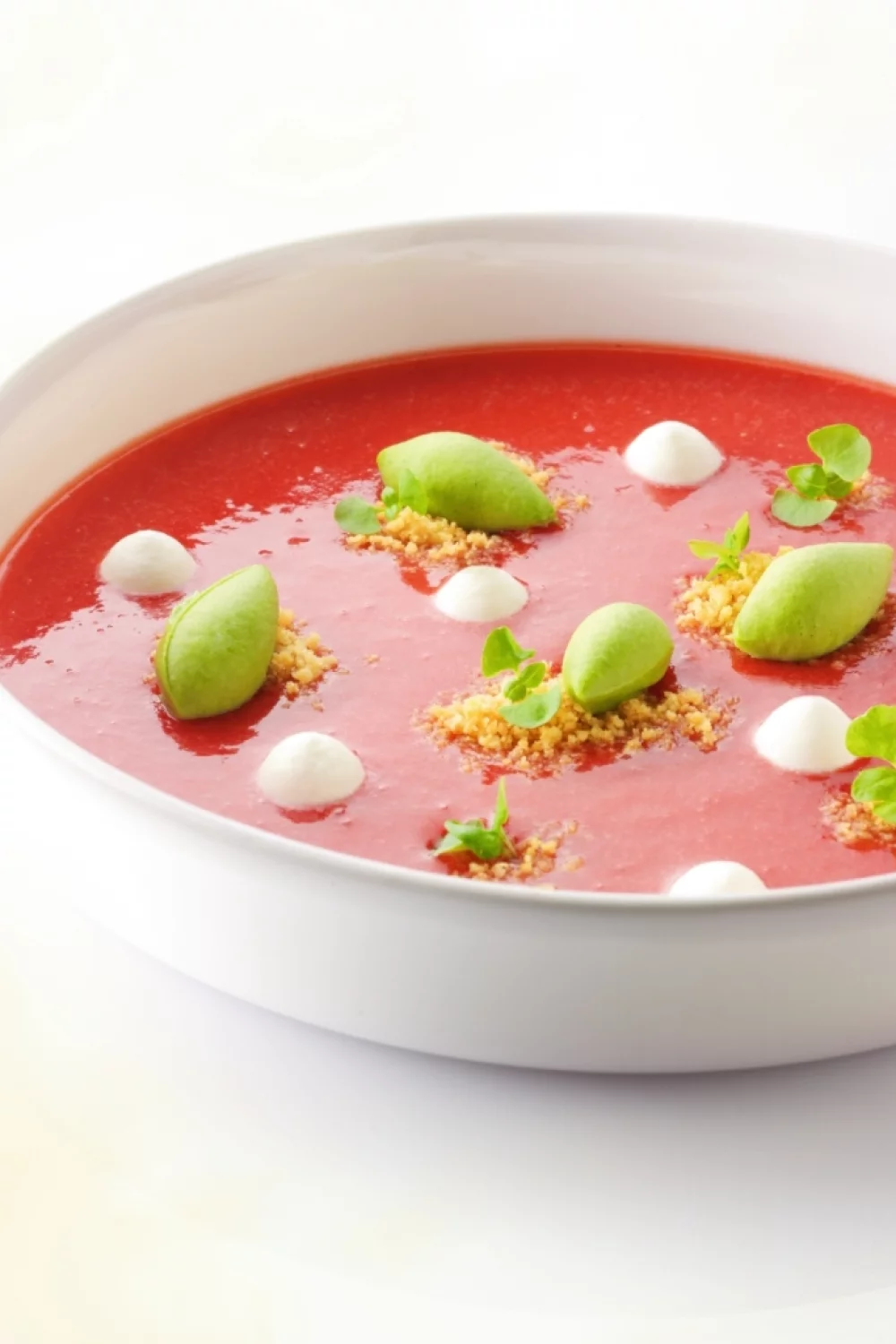 Soepje van aardbeien met basilicumijs