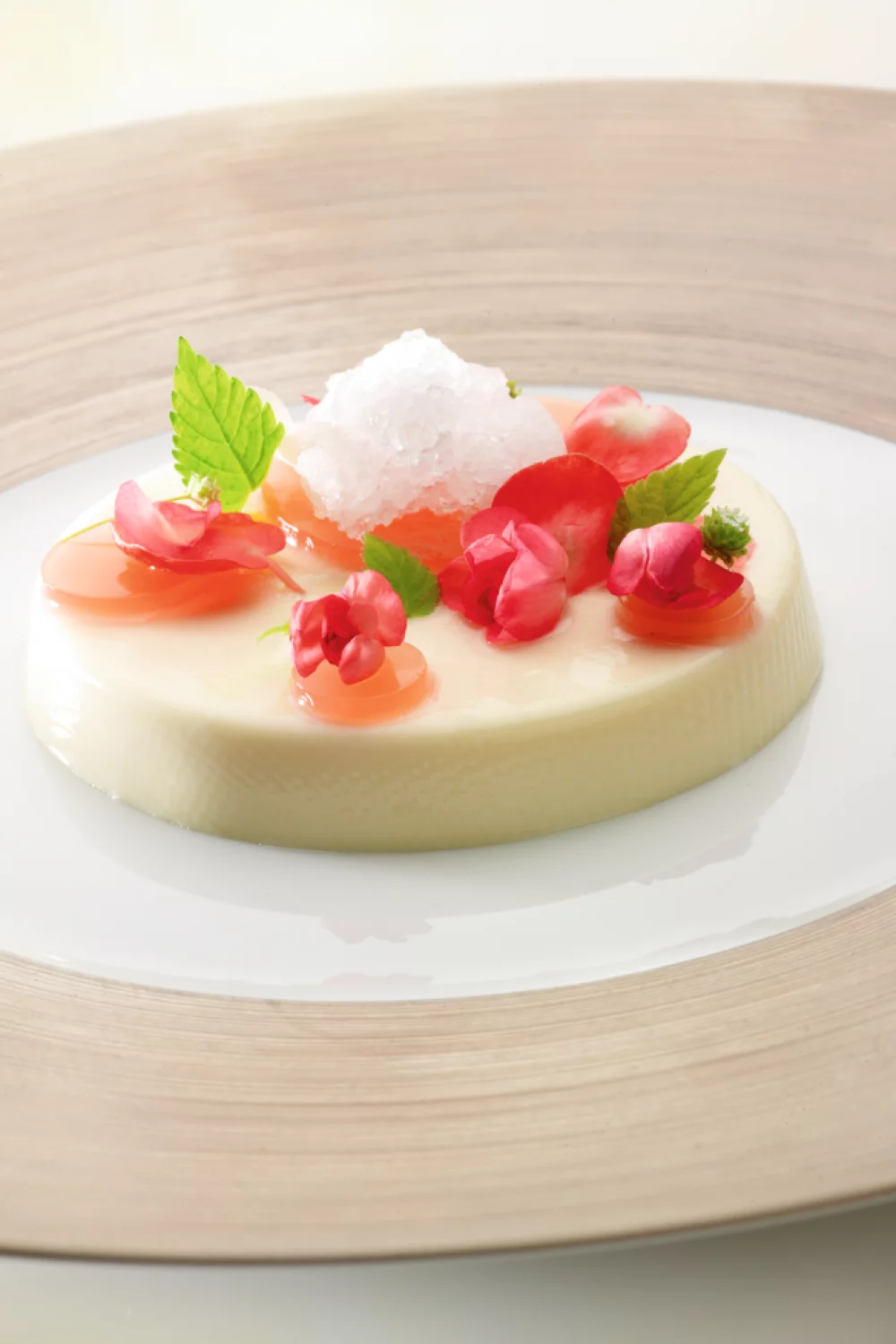 Panna cotta met granité van vlierbessen en gelei van rozenblaadjes