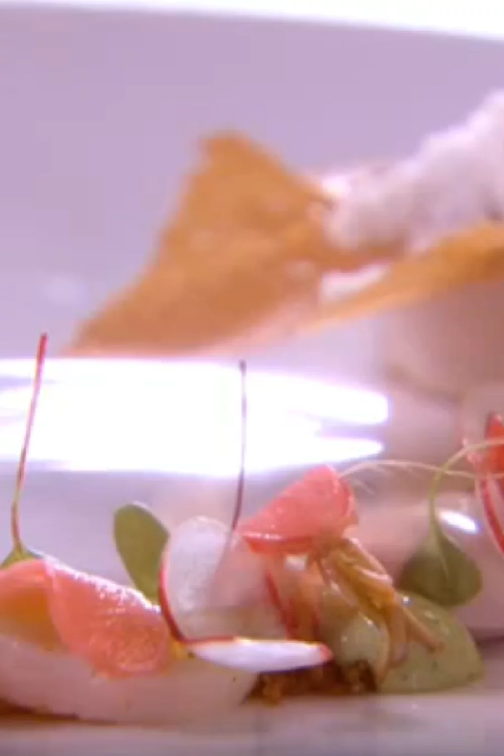 Coquilles met groene kruiden en rookvlees