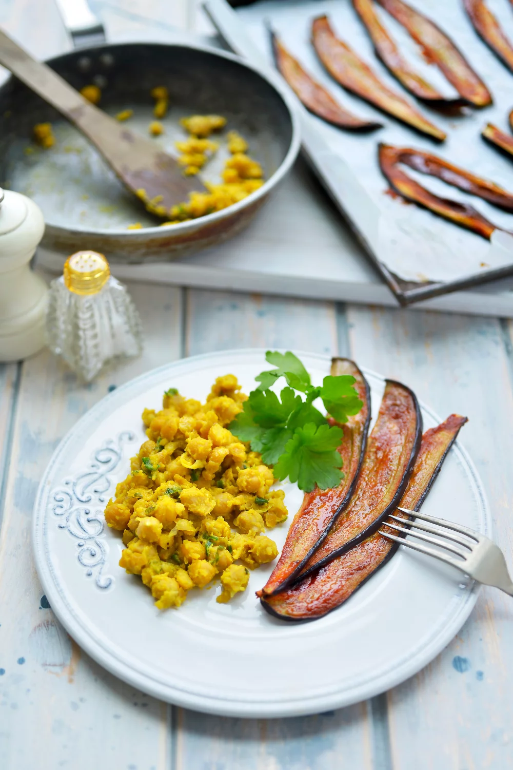 Vegan roerei met aubergine 'spek'
