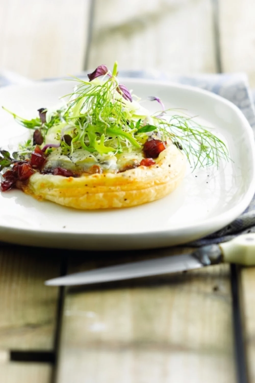 Geitenkaastaartjes met kruidensalade