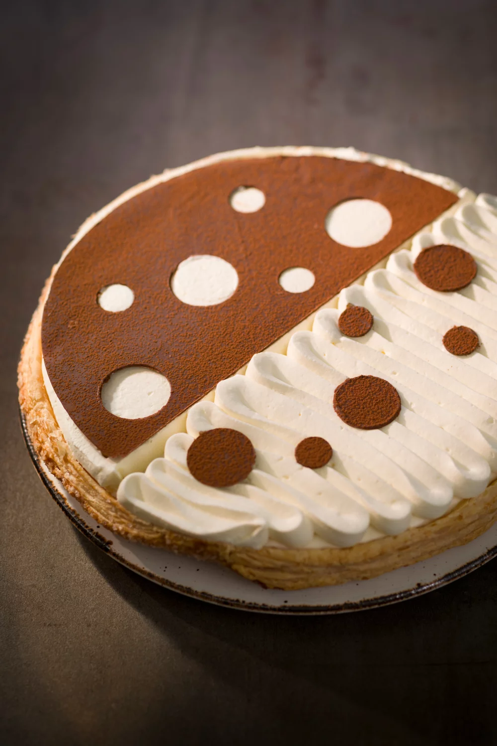 Rijstbavarois met chocolade op een bladerdeegbodem