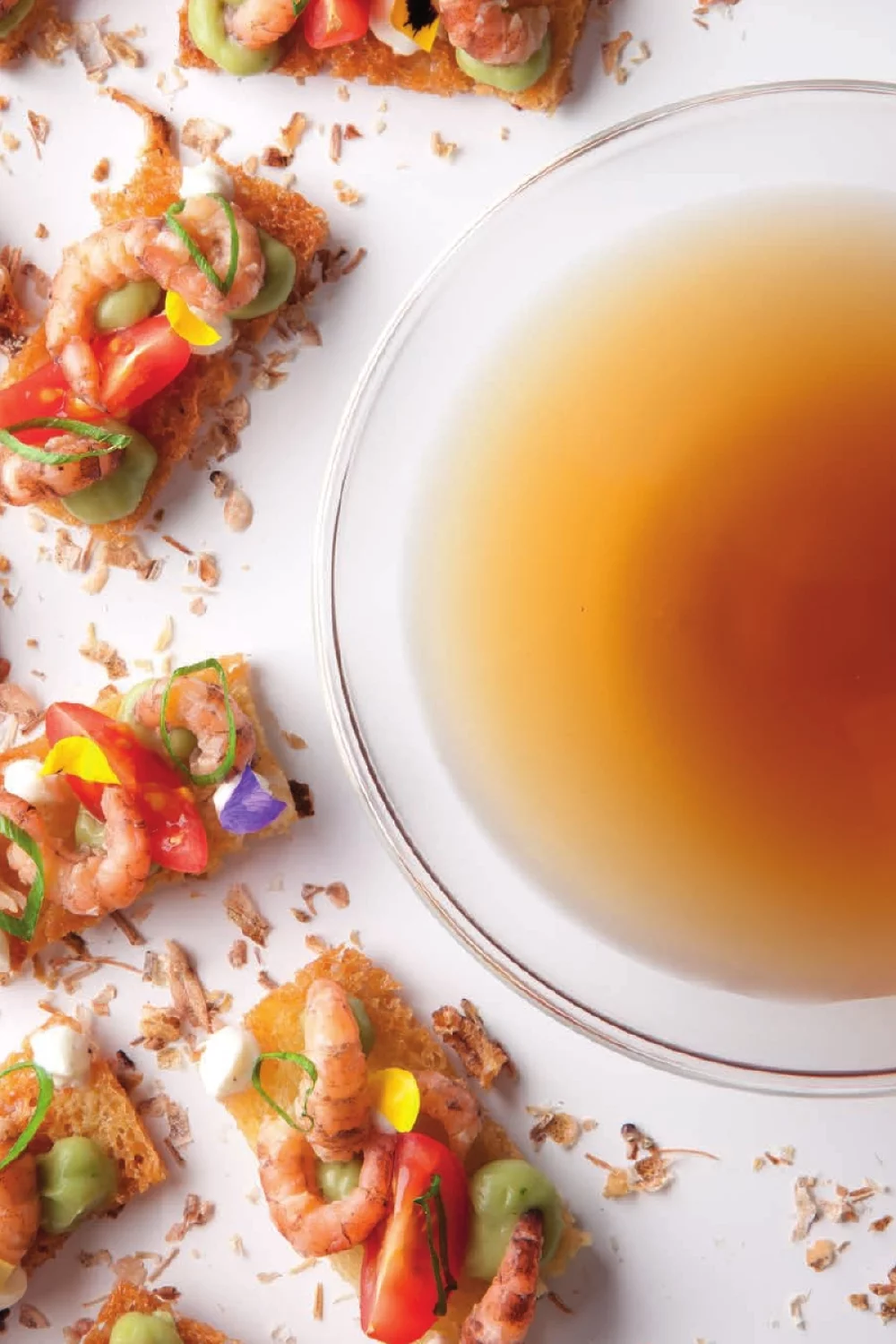 Bouillon van garnaal met toast en tomaat